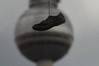 Ein hängender Schuh vorm Berliner Fernsehturm