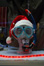 Eine Taucherbrille mit Weihnachtsmütze